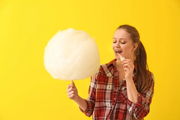 Mooie vrouw met suikerspin op kleur achtergrond — Stockfoto