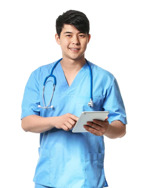 Portret van de mannelijke medische assistent met Tablet computer op witte achtergrond — Stockfoto