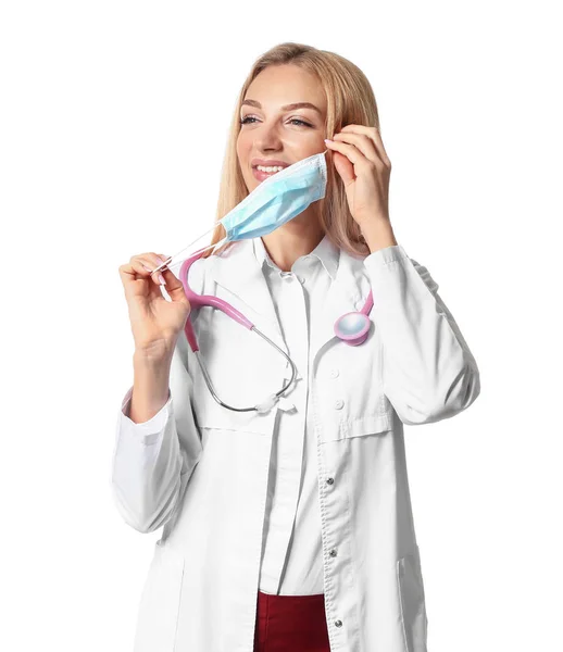 흰색 배경에 마스크를 가진 여성 의사 — 스톡 사진