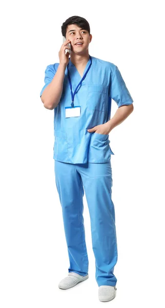 Portré a férfi orvosi asszisztens beszél telefonon a fehér háttér — Stock Fotó