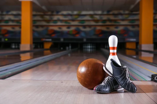 PIN, labda és cipő a padlón bowling klubban — Stock Fotó