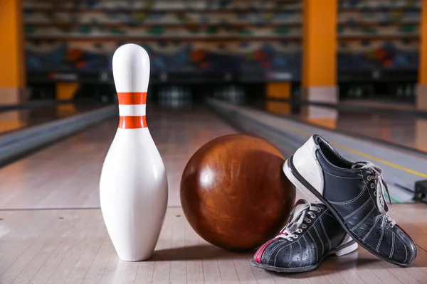 PIN, labda és cipő a padlón bowling klubban — Stock Fotó