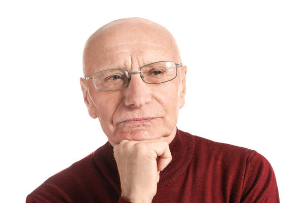 Портрет вдумчивого пожилого человека на белом фоне
