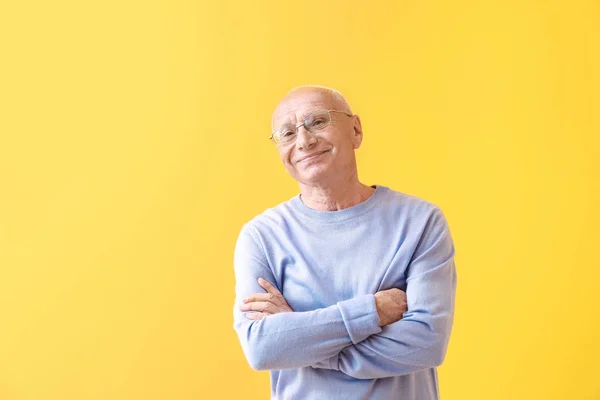 Retrato de feliz anciano sobre fondo de color — Foto de Stock