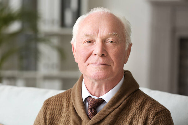 Портрет пожилого человека дома
