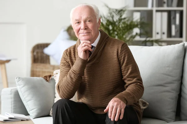 Retrato del anciano en casa — Foto de Stock