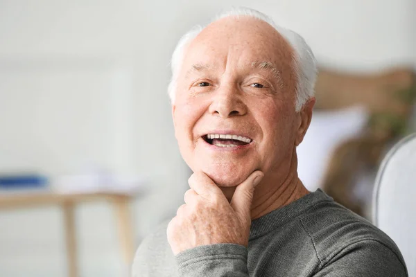 Retrato del anciano en casa — Foto de Stock