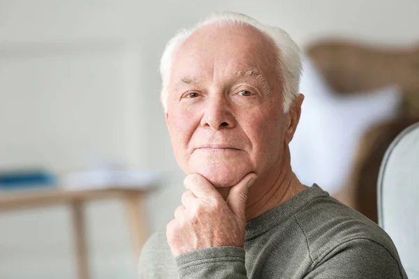 Retrato del anciano en casa —  Fotos de Stock