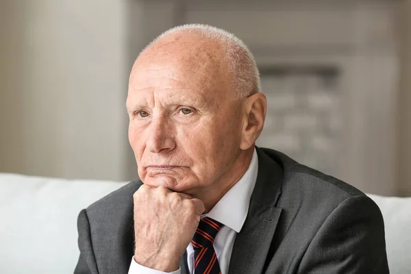 Retrato de hombre de negocios de edad avanzada reflexivo en el interior — Foto de Stock