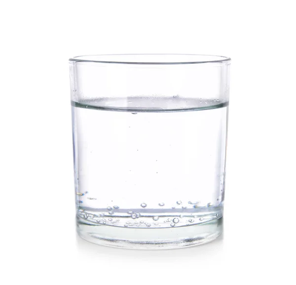 하얀 배경에 맑은 물이 담긴 컵 — 스톡 사진