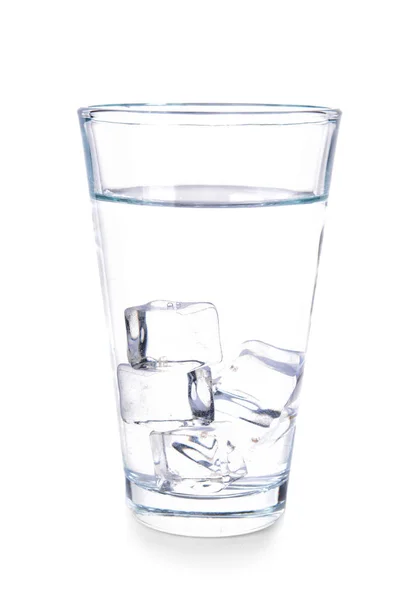 白い背景に氷の立方体と淡水のガラス — ストック写真