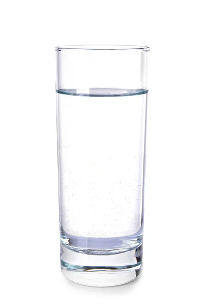 Glas Süßwasser auf weißem Hintergrund — Stockfoto