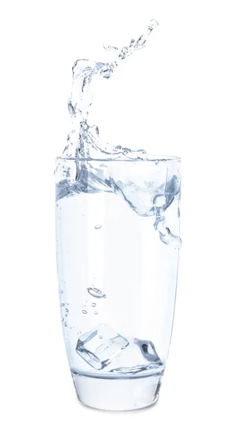 Glas Süßwasser mit Spritzer auf weißem Hintergrund — Stockfoto