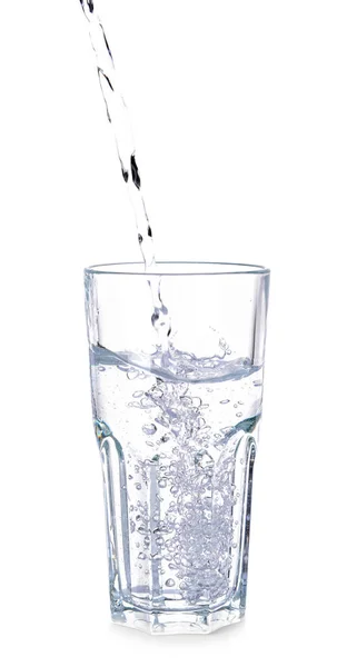 Gieten van zoet water in glas op witte achtergrond — Stockfoto