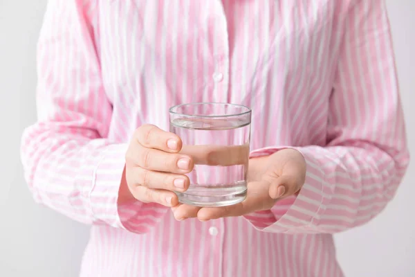 Frau mit Glas Süßwasser, Nahaufnahme — Stockfoto