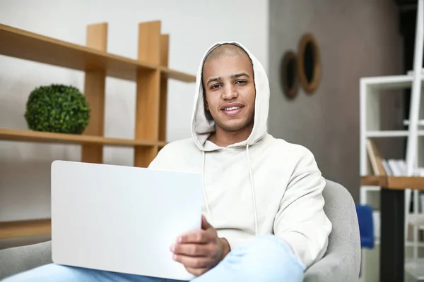 Africano-americano trabalhando em laptop em casa — Fotografia de Stock
