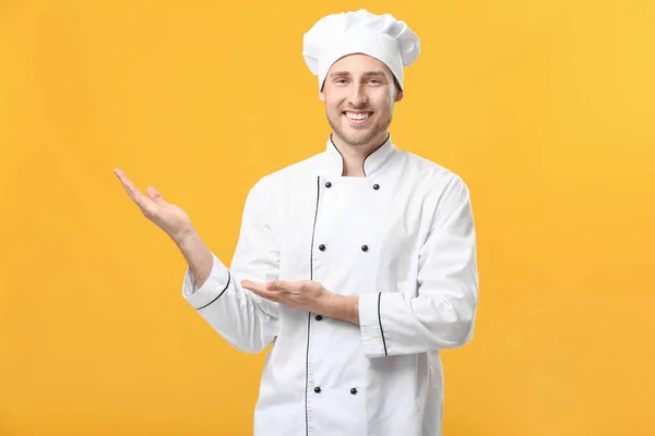 Bello chef maschio su sfondo di colore — Foto Stock