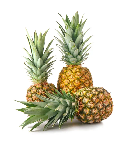 Beyaz zemin üzerinde olgunlaşmış ananas — Stok fotoğraf