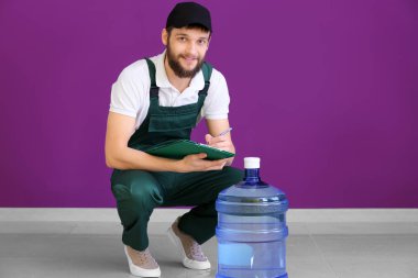 Kapalı su şişesi ve pano ile teslimat kurye