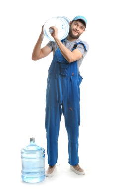 Beyaz arka plan üzerinde su şişeleri ile Teslimat kurye