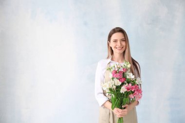 Renkli buketli genç bayan çiçekçi.