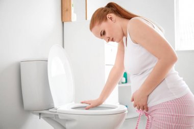 Genç hamile kadın tuvalette zehirlenmeye maruz kalmış.