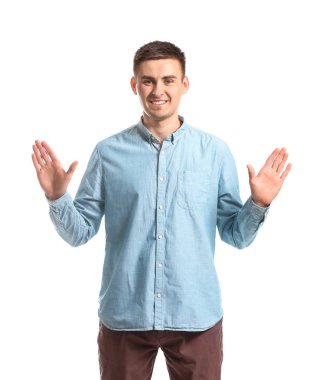 Beyaz arka planda işaret dilini kullanan genç sağır ve dilsiz adam.
