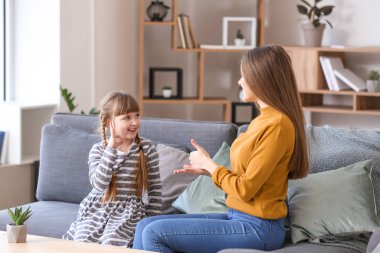 Evde işaret dili kullanan kızı ile sağır dilsiz anne