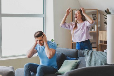 Evde kavga eden genç bir çift var.