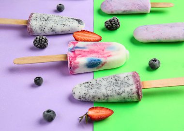 Renk arka planda farklı meyve dondurma