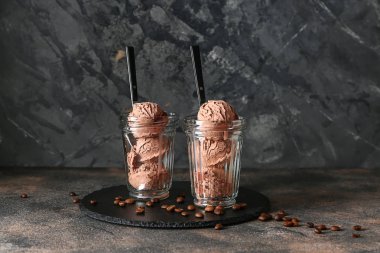 Koyu arka planda lezzetli çikolatalı dondurma ile Gözlük