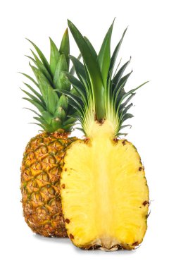 beyaz zemin üzerinde olgunlaşmış ananas