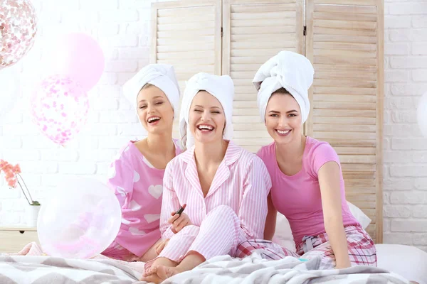 Mooie jonge vrouwen in pyjama na douche op hen partij — Stockfoto