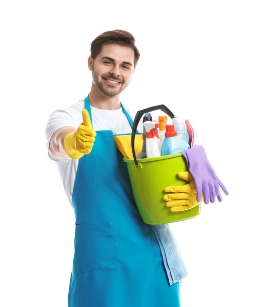 Мужской уборщик с чистящими средствами на белом фоне — стоковое фото