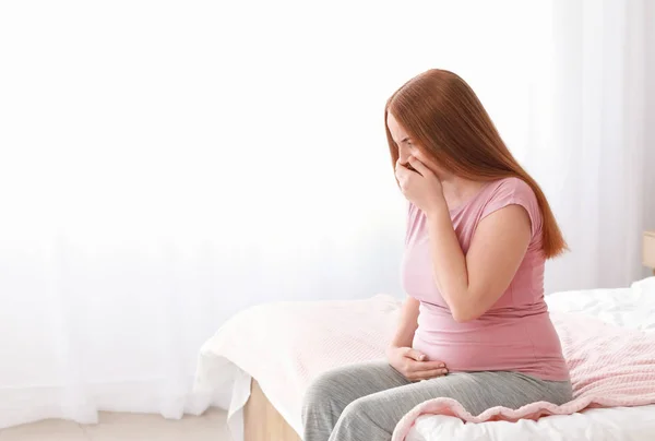 Jovem grávida que sofre de toxicose em casa — Fotografia de Stock
