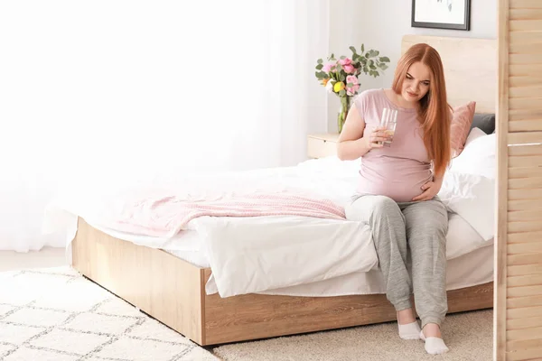 Jonge zwangere vrouw voelt zich slecht thuis — Stockfoto