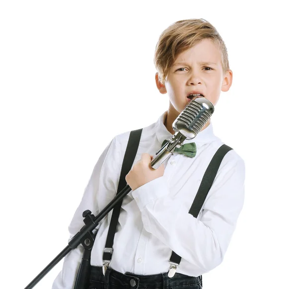 Söt liten pojke med mikrofon sjunger mot vit bakgrund — Stockfoto