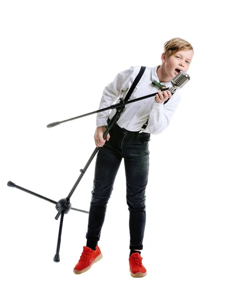 Ragazzino carino con microfono che canta su sfondo bianco — Foto Stock