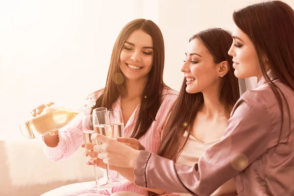 Hermosas mujeres jóvenes bebiendo champán en despedida de soltera —  Fotos de Stock