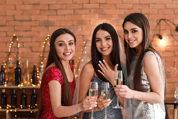 Lindas jovens mulheres bebendo champanhe na festa das galinhas — Fotografia de Stock