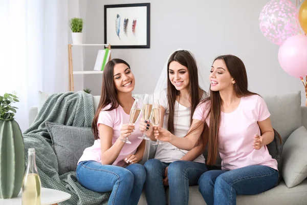 Schöne junge Frauen, die Champagner auf einer Polterparty trinken — Stockfoto