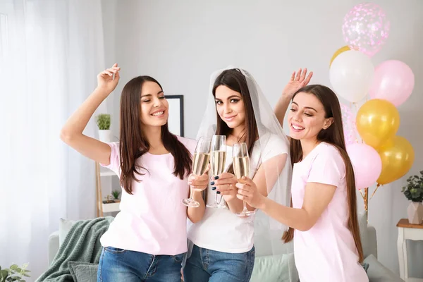 Hermosas mujeres jóvenes bebiendo champán en despedida de soltera —  Fotos de Stock