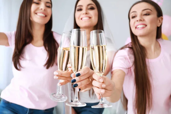 Hermosas mujeres jóvenes bebiendo champán en despedida de soltera —  Fotos de Stock