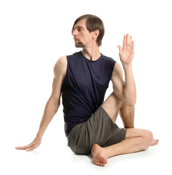 Uomo sportivo che pratica yoga su sfondo bianco — Foto Stock