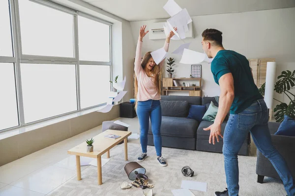 Young quarrelling couple at home — Stock Photo, Image