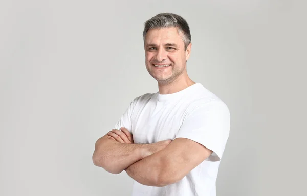 Retrato de hombre maduro guapo sobre fondo gris — Foto de Stock