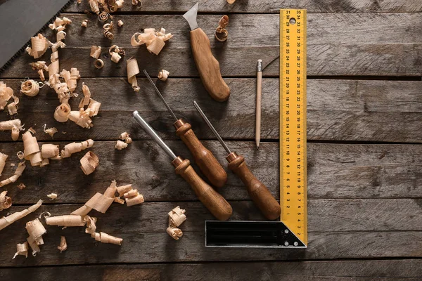 Набір інструментів тесляра на дерев'яному фоні — стокове фото