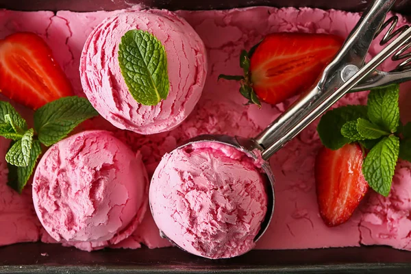 Bolas de sorvete de morango saboroso em caixa, close-up — Fotografia de Stock