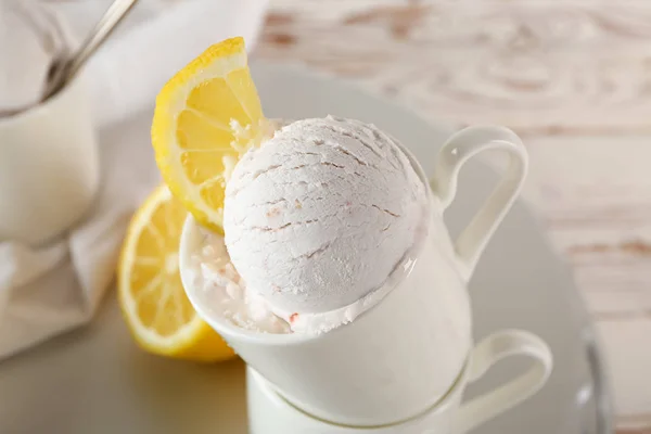 Copo com sorvete saboroso na mesa, close-up — Fotografia de Stock