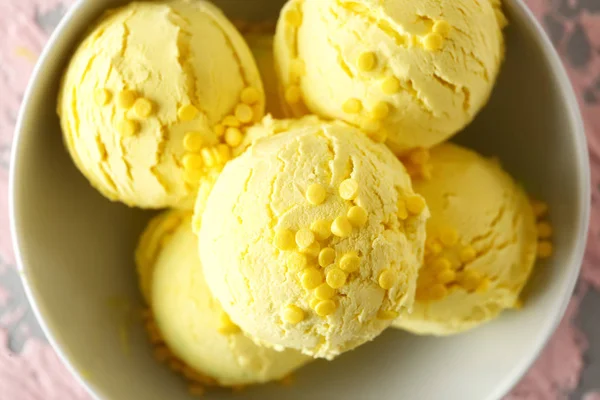 Bolas de sorvete saboroso em tigela, close-up — Fotografia de Stock